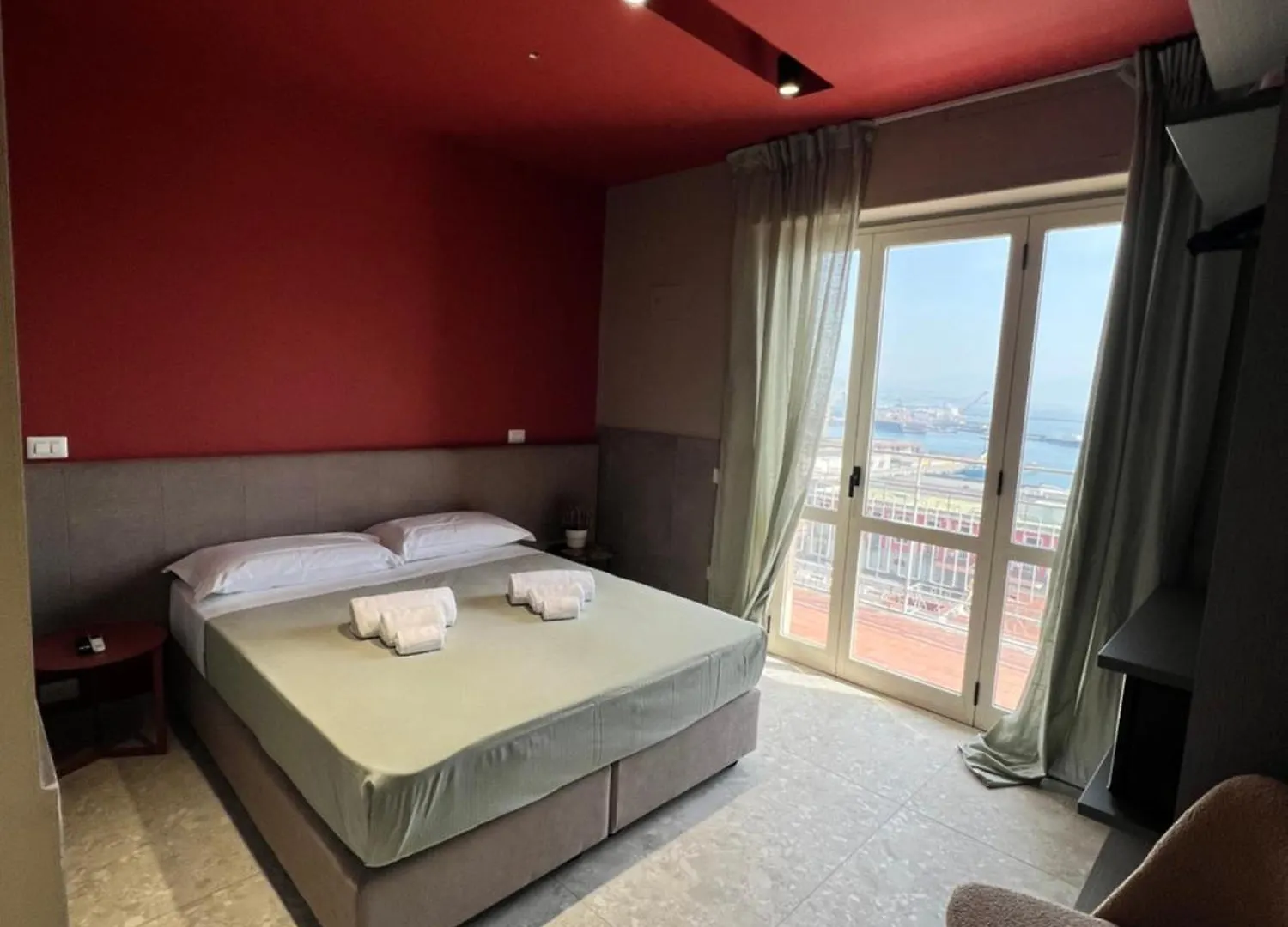 Mia Suites Porto Napoli 0*,  Italia